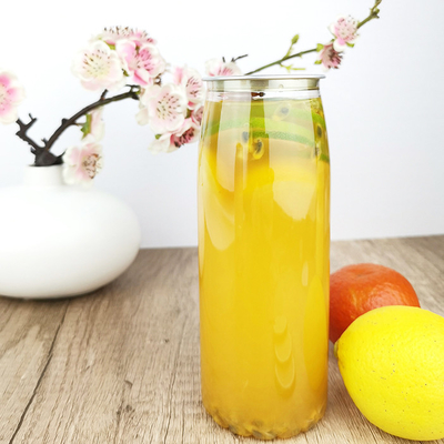 Frio - o recipiente plástico pressionado dos sucos 500ml engarrafa a parte inferior da flor