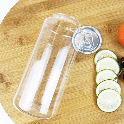 Lata plástica de um armazenamento de 0,7 litros com a salada das tampas da lata que veste óleos essenciais