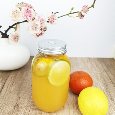 Bebidas frascos plásticos de um armazenamento de 0,5 litros com os tampões claros em volta de Juice Containers