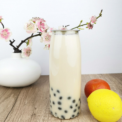 o recipiente 500ml plástico engarrafa com os recipientes plásticos inferiores do ANIMAL DE ESTIMAÇÃO da flor