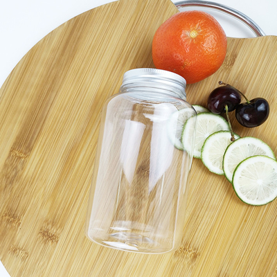 As latas plásticas arredondadas do armazenamento do alimento 600ml com bebidas dos tampões bebem o leite