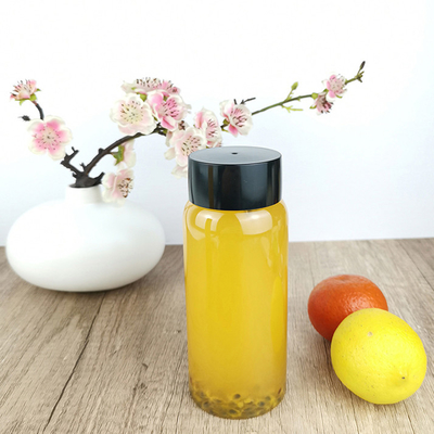 Garrafas bebendo vazias da bebida com produto comestível dos tampões 500ml