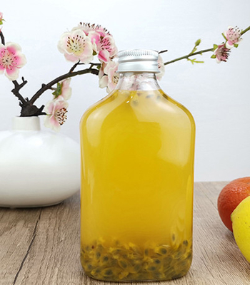0,35 litros de garrafas bebendo descartáveis com as garrafas plásticas do batido dos tampões